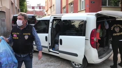 ESKİŞEHİR - Dede ile torununun yardım için topladığı kapakları çaldığı iddia edilen şüpheli yakalandı