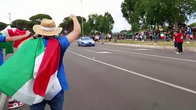Euro2020, l'arrivo dell'Italia allo stadio Olimpico: cori e applausi dai tifosi