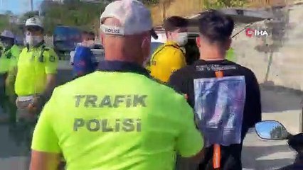 İstanbul trafiğinde “pes” dedirten görüntü: Kız arkadaşıyla motorda yer değiştirdi