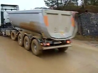 Çamurlu yolda drift yapan tır!