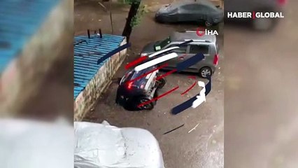 Su dolu çukura saniye saniye gömülen araba kamerada