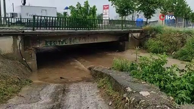 Bursa'da sağanak yağış hayatı felç etti! Dereler taştı evleri su bastı