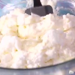 Mousse au chocolat blanc et tuiles carambar