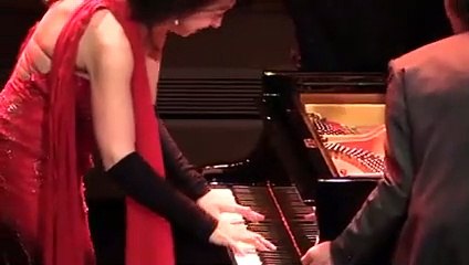 Elle divertit le public pendant que les techniciens changent le piano