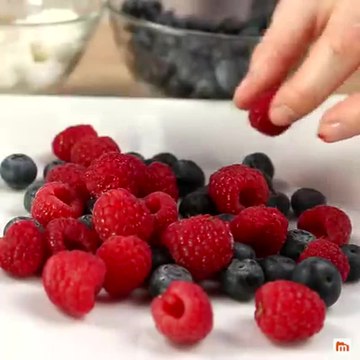 Salade de mozzarella aux myrtilles, aux framboises et au basilic