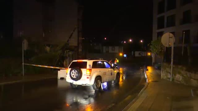 Calles anegadas, árboles caídos y tejados arracandos por las fuertes tormentas en Orense
