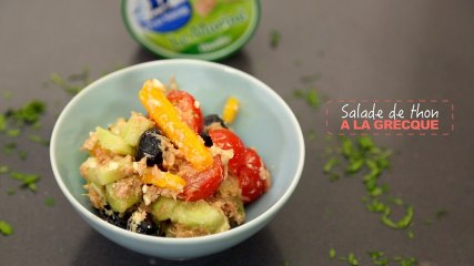 Des salades d'été avec du thon et du maquereau