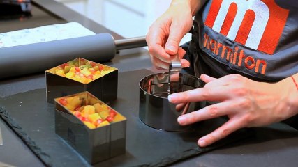 Utiliser des cercles à pâtisserie avec poussoir