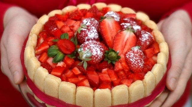 Charlotte aux fraises : comment faire une charlotte aux fraises