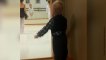 Este garotinho adora imitar os movimentos da aula de balé