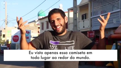 Este casal ama viajar, mas para um deles, isso é muito mais difícil