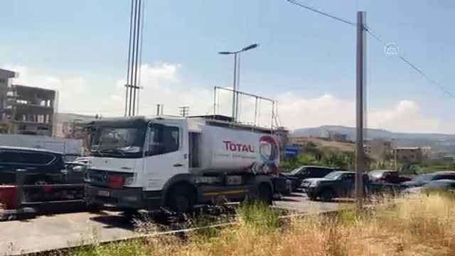 BEYRUT - Ekonomik krizdeki Lübnan'da sürücüler, benzin için uzun kuyruklar oluşturdu