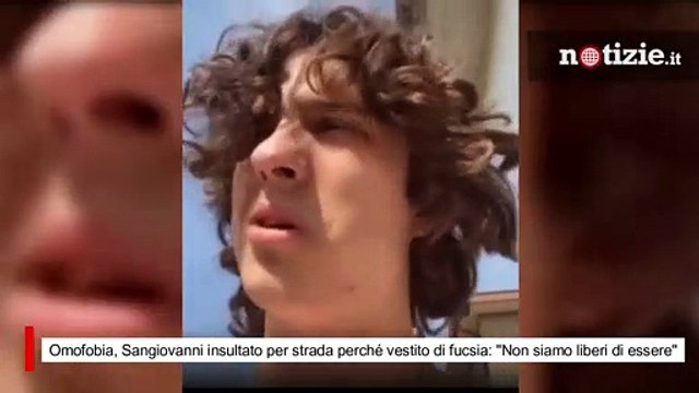 Omofobia, Sangiovanni insultato per strada perché vestito di fucsia: Non siamo liberi di essere