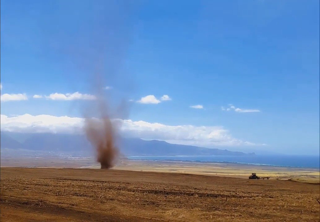 Small Dust Devil Forms at a Shear Line - video Dailymotion