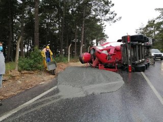 MALTEPE'DE BETON MİKSERİ DEVRİLDİ, MİNİBÜS BARİYERE GİRDİ
