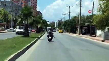 Motosikletteki kadının davranışı 'pes' dedirtti: Kızını dizinin üzerinde seyahat ettirdi