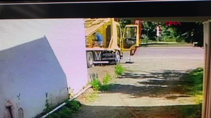 OTO TAŞIYICI TIR'IN KAT ARASINA SIKIŞAN İŞÇİ KURTARILAMADI