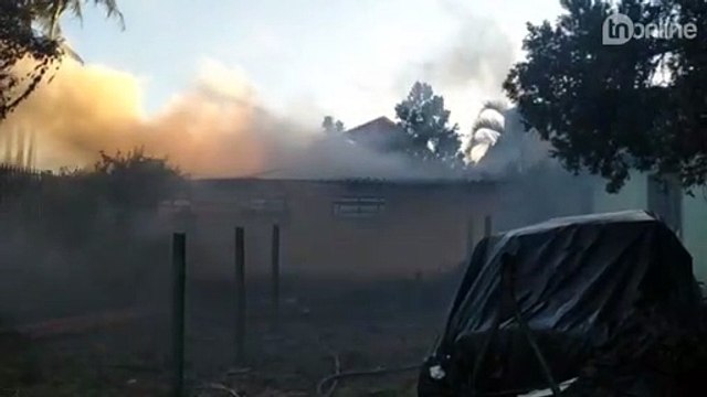 Edícula de residência fica destruída após incêndio