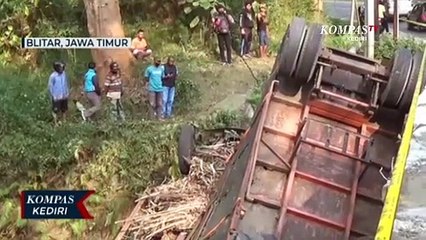 Akibat Rem Blong Truk Pengangkut Tebu Terjun Ke Dalam Sungai