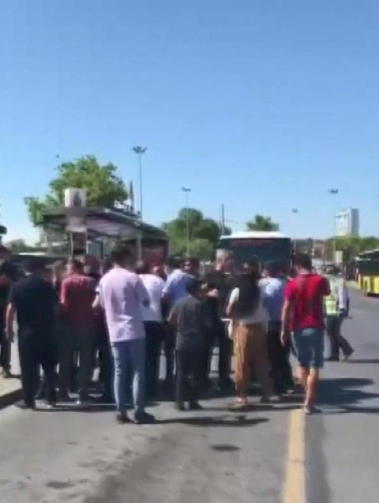 KADIKÖY'DE SEYYAR SATICILARLA ZABITALARIN KAVGASINI ÇEVREDEKİLER AYIRDI