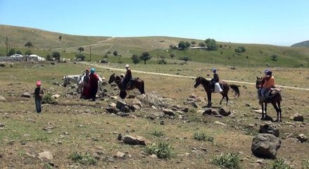 MUŞLU BERİVANLARIN AT SIRTINDA ZORLU YOLCULUĞU