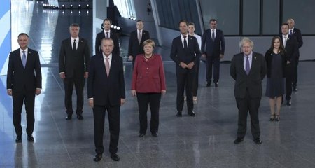 Télécharger la video: Son dakika haberleri... Cumhurbaşkanı Erdoğan, NATO Liderler Zirvesi'nde aile fotoğrafı çekildi