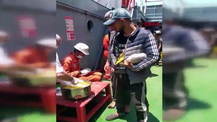 Türk kaptan deniz ortasındaki 97 kaçak göçmeni kurtardı