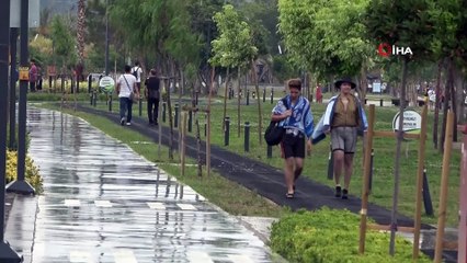 Dünyaca ünlü sahil yağan yağmur sonrası boş kaldı