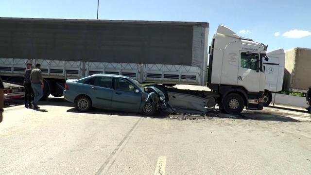 Son dakika haberleri! Erzurum'da feci kaza... Işık ihlali yapan otomobil tırın altına girdi
