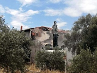 AKBÜK KOYU'NDAKİ KAÇAK YAPILAR YIKILDI