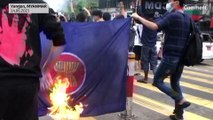 شاهد: متظاهرون يحرقون علم رابطة دول جنوب شرق آسيا مع بدء محاكمة أون سان سو تشي
