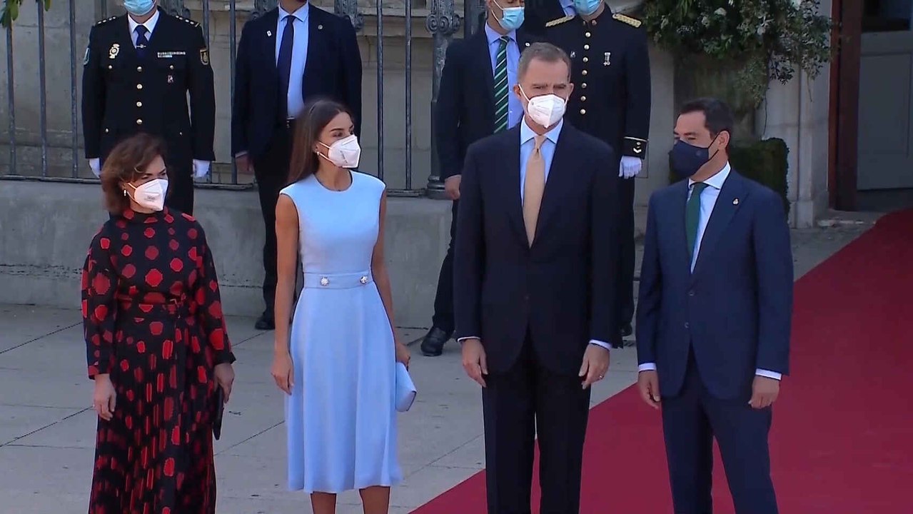 La Reina repite vestido azul en un nuevo reconocimiento al Rey en Sevilla