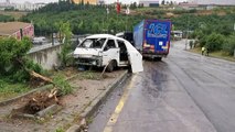 KOCAELİ - Freni boşalan battaniye yüklü tır, park halindeki araçlara çarptı