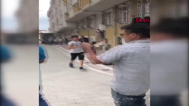 ESENYURT'TA HURDA OTOMOBİLDE YANGIN ÇIKTI; KAMYONET VE MİDİBÜS ZARAR GÖRDÜ