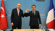 Macron, Cumhurbaşkanı Erdoğan'la samimi pozlarını paylaşıp, üzerine not düştü