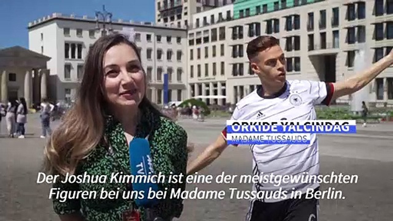 Joshua Kimmich kickt am Brandenburger Tor - als Wachsfigur