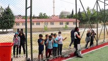 DENİZLİ - Görev yaptığı mahalledeki öğrencileri hokeyle tanıştıran öğretmen, milli takım için sporcu yetiştiriyor