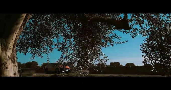 L'aggressiva bellezza dei bolidi Lamborghini fra cielo, mare e bellezze di Puglia