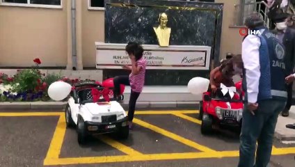 Kağıt toplayan o iki kızın akülü araba hayali gerçek oldu