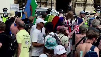 LONDRA - Kovid-19 tedbirlerinin tamamen kaldırılması kararının 4 hafta ertelenmesi protesto edildi