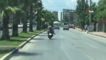 Motosikletteki kadının davranışı 'pes' dedirtti: Kızını dizinin üzerinde seyahat ettirdi