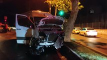 İSTANBUL - Sarıyer'de minibüs ile otomobil çarpıştı: 3 yaralı