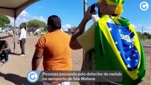Pessoas passando pelo detector de metais no aeroporto de São Mateus