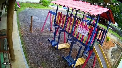 Câmera flagra acidente com 4 carros em Guarapari