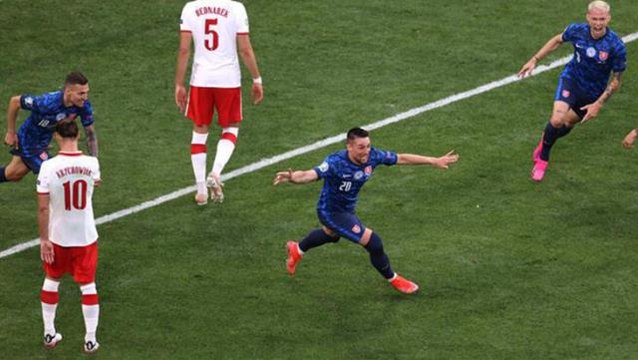 EURO 2020 E Grubu'nda Polonya, Slovakya'ya 2-1 mağlup oldu