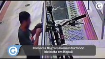 Câmeras flagram homem furtando bicicleta em Itapuã