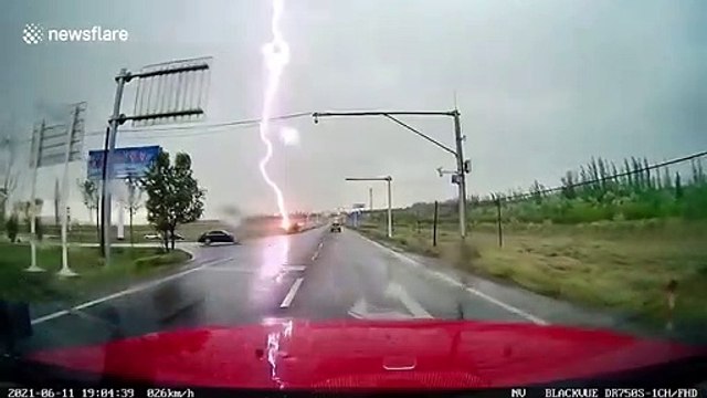 Un automobiliste filme un éclair impressionnant pendant un orage