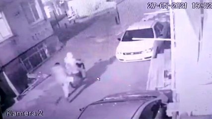 Şişli'de motosikleti iterek çalan şüpheliler kamerada