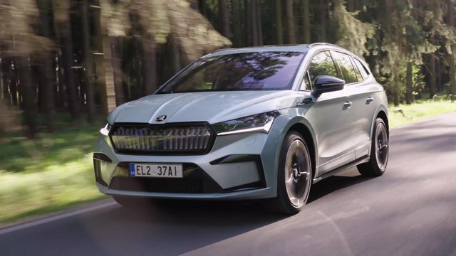 ŠKODA ENYAQ SPORTLINE iV in Arctic Silver Driving Video