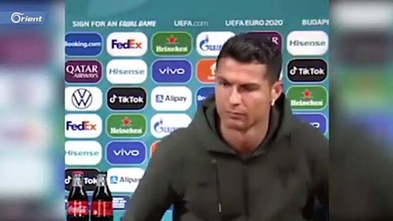 لحظة إبعاد رونالدو لعبوتين من مشروب كوكاكولا من المنصة